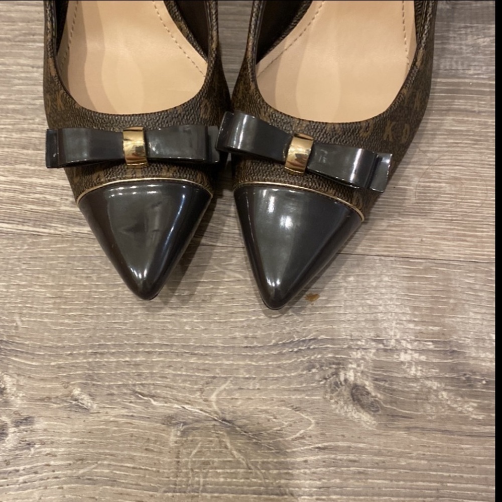 EUC DKNY Pointed Toe With Logo Heels, Size 8 / 38.5 Euro Brown with bow - Picture 6 of 14